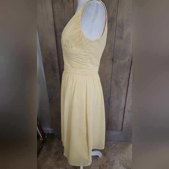 DAVID'S BRIDAL Short Chiffon V-Neck Dress with Ruching In Canary Yellow. Size 4 - Picture 11 of 14